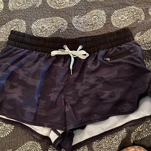 Vuori shorts size medium
